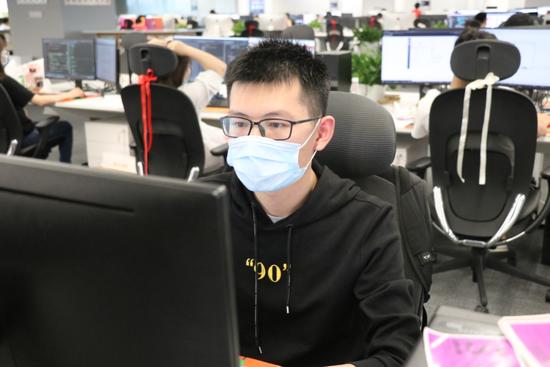小米员工在武汉总部新大楼办公。