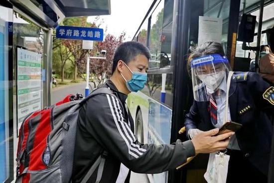 上海金山允许私家车上路首日，上午十点出现车辆峰值