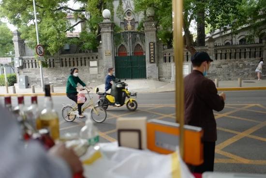 北京消失堂食32天：我在72万平的商场里摆摊儿卖兔头