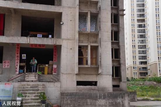 住进烂尾楼的人(图源:人民视觉)
