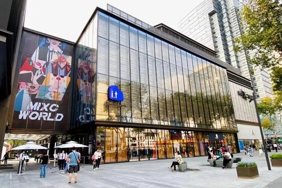 i.t blue block将服装、鞋包、配饰、美妆、潮玩等各品类潮流产品汇聚到同一个空间内,实现“跨界融合”