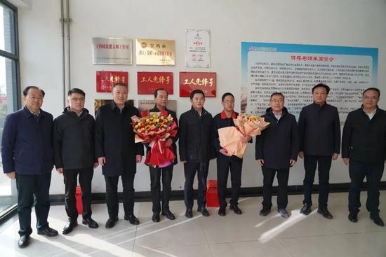 宝鸡市委副书记、市长王勇看望慰问西凤集团公司一线干部员工