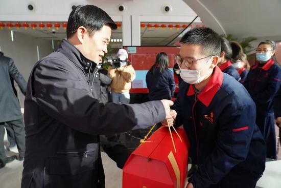 宝鸡市委副书记、市长王勇看望慰问西凤集团公司一线干部员工