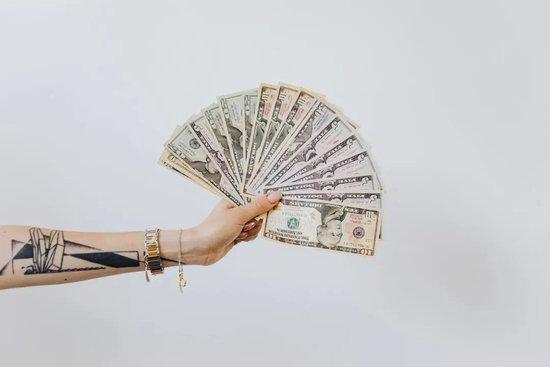 磕糖又氪金,女性向游戏在“她世界”里捞金