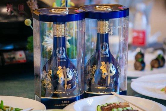 「世界蒸馏酒品牌榜」青花郎酱香亚军 世界百大名酒高层齐聚郎酒庄园尝鲜第五代青花郎