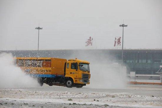 突发！武汉机场双跑关闭！乘客: 要不我也去铲雪吧！科普：航班为啥不能飞