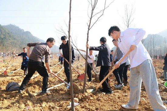 茅台集团董事长丁雄军参加新春植树，身穿运动服脚踏耐克鞋颇显年轻