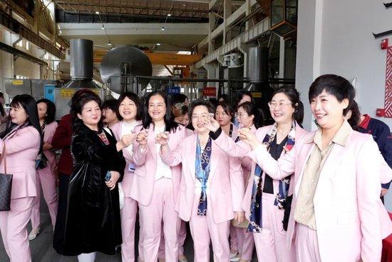 宝鸡市女企业家联谊会走进西凤，周艳花呼吁女企业家积极支持家乡品牌