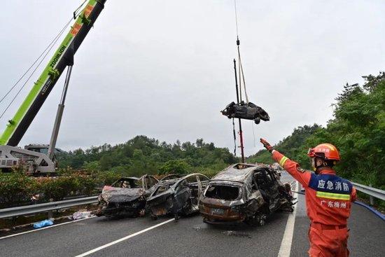 最新消息！高速塌方已致36人死亡！血库告急，市民深夜排队献血