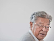 褚时健遗体接受吊唁 妻子马静芬合十双手致谢