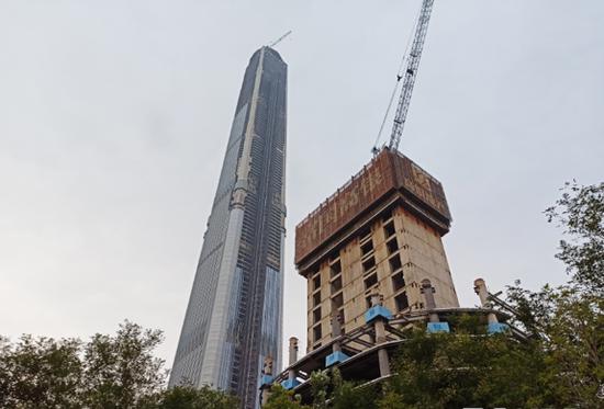 5年前已封顶的117大厦 图片来源:镁编 摄