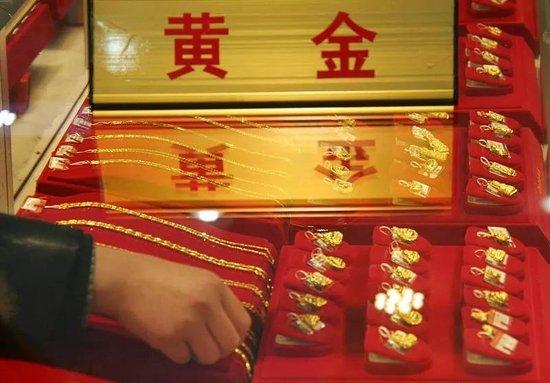 价格跌了，黄金重回“5字头”！金店店长：有些顾客说等六月大跌再买