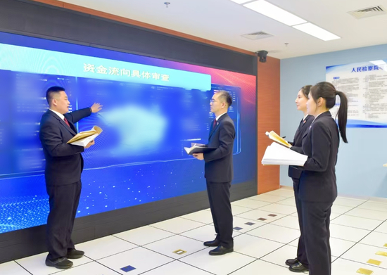 2025年2月12日，检察官就发现的莫某违法发放贷款的线索进行梳理和研判，明确侦查方向。