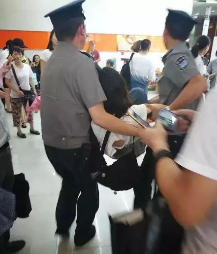 网友爆料:一名小姐姐因体力不支晕倒在银行大厅,被保安抬出去了。