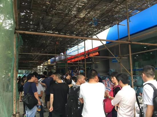 这一支队伍,都是准备办理民生银行卡的。