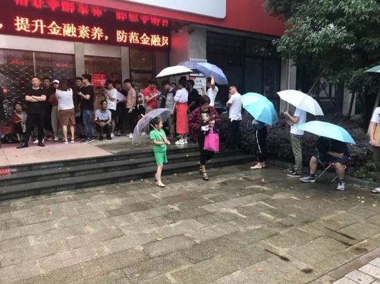 层楼粉丝@老万发的一张现场照片,并说:疯了,起个了大早赶过来,还以为自己能排到第一名。到了看到是这样的场面,前面至少排了50多人。