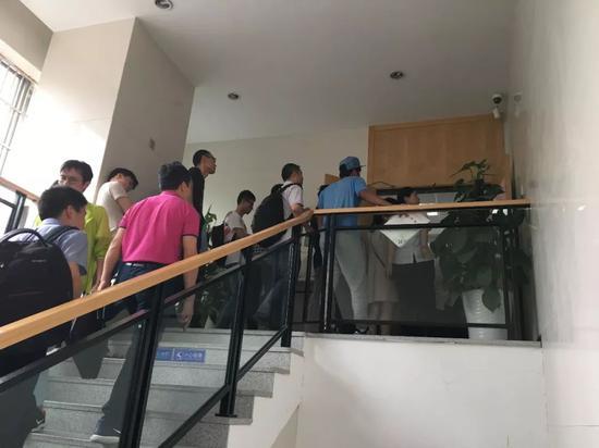 二楼也办理资金冻结,队伍已经排到了楼梯转弯口,只剩少量台阶还没站人。