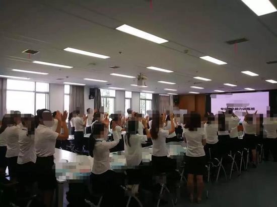 保险内勤的日常:对着屏幕上的黑体字拍手。