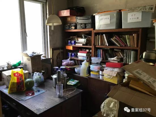 ▲秦含章家的狭小客厅。 受访者供图