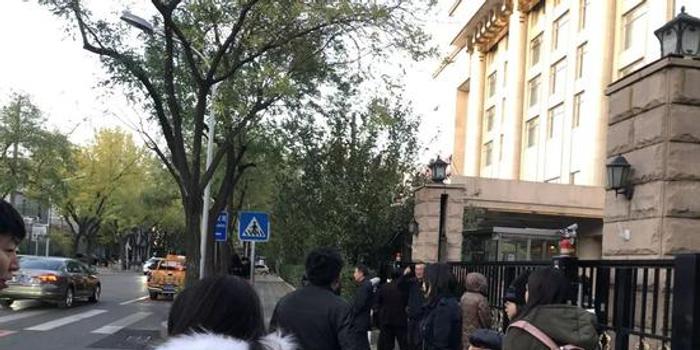 围观医保谈判现场:有人出门就笑 有人气愤大喊