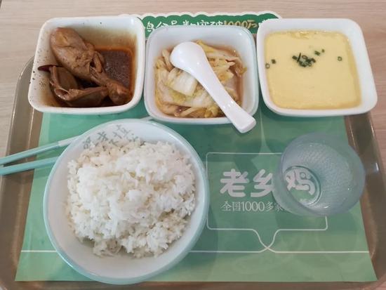 老乡鸡的老问题，没有新答案：员工的待遇与高流失率，食品安全问题频发，区域扩张亏损加剧，盈利能力偏低