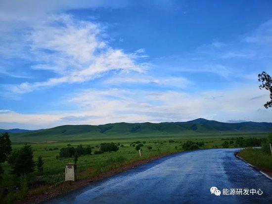 利空冲击下油价盘中大跌最终却收涨，长下影线显抗跌特性