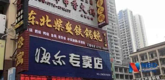 当地的美食街(图片来源:每经记者 吴林静 摄)
