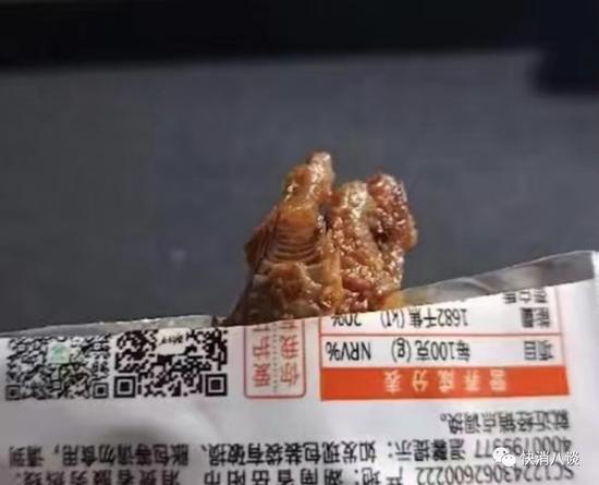 小伙为女友网购劲仔小鱼干，却吃出疑似蟑螂的虫子？客服：已要求消费者删除视频并赔偿2000元