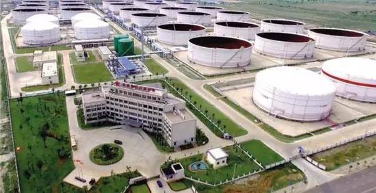 中国华信在海南洋浦建立大型石油储备基地,发展国家战略储备与商业储备。洋浦石油储备基地规划总库容1200万立方,目前已建成一期280万立方储备库。