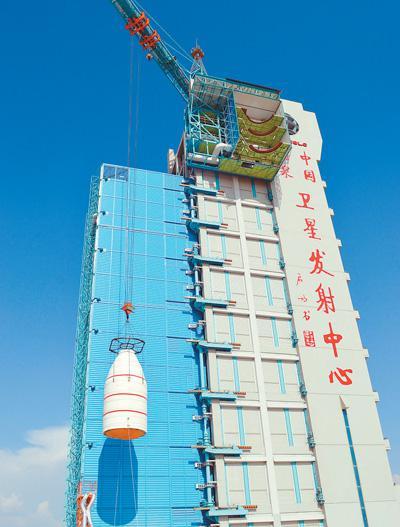 2016年8月,在酒泉卫星发射中心,量子卫星“墨子号”星罩组合体吊装,与运载火箭对接。新华社发