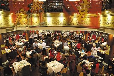 除夕夜,老字号全聚德前门店,年夜饭座无虚席,门口还有不少排队等待翻台的客人。
