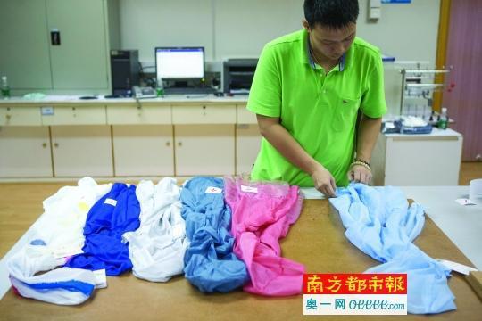 实验员陈工将7款防晒衣样品进行编号。