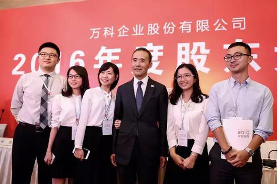 (2017年6月30日,深圳,万科股东大会结束后,与会人员纷纷与王石合影留念。图/视觉中国)