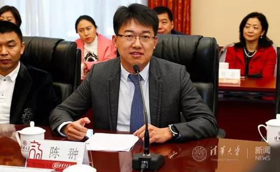 今年3月,陈翀、杨惠妍夫妇出席清华大学英华学者基金捐赠仪式。 图据 清华大学官网
