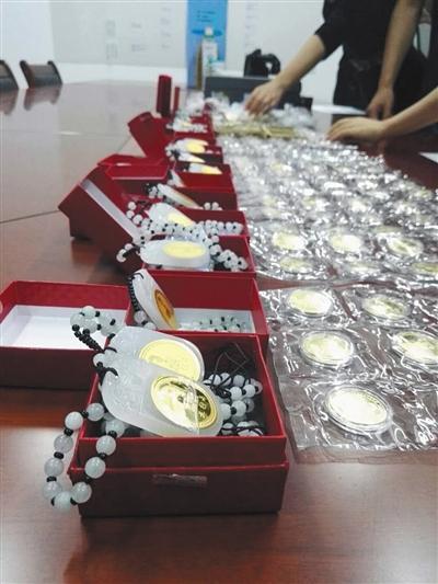 金币、金砖和水杯等,都是警方收缴的五行币系列产品。A12-A13版摄影/新京报记者 王翀鹏程