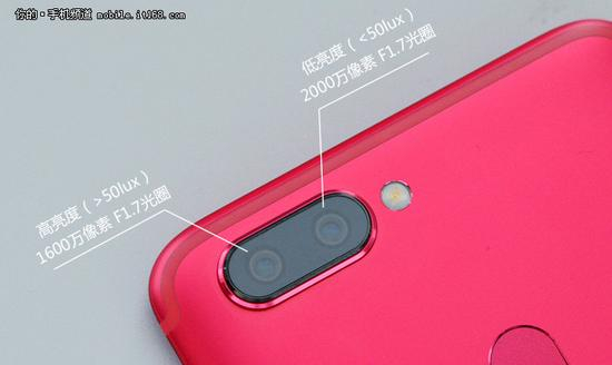 ▲OPPO R11s是首款双F1.7大光圈摄像头,规格高,看上去也很对称