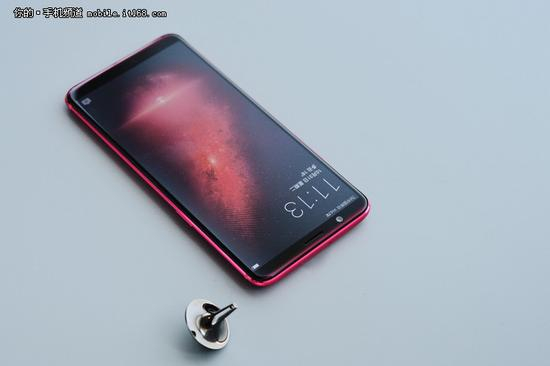 ▲星幕屏+月牙弯设计,OPPO R11s在全面屏大潮中显得鹤立鸡群