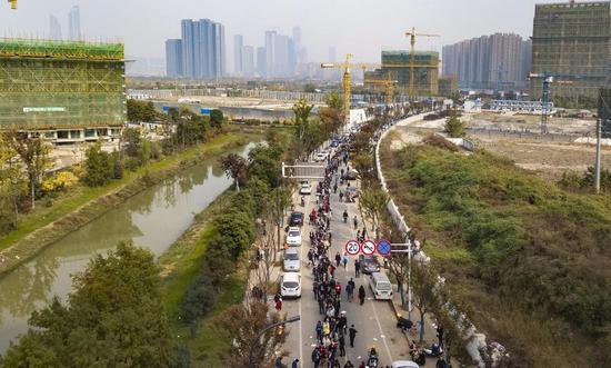 11月15日,南京河西10家楼盘进行开售登记,众多购房者早早来到楼盘售楼处排队买房。