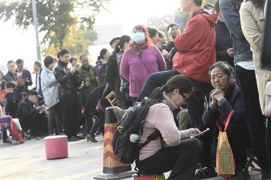 2017年11月15日上午8点,河西10处新盘同时开启24小时不间断验资登记报名,而早在11月14日晚上,就有人提前到售楼处排队。