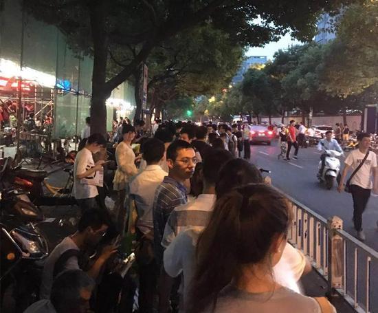 晚上7点,民生银行门口还排着很多人。