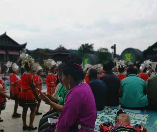 丹寨万达小镇常见的奶奶带着小孩,图片来源:本文作者