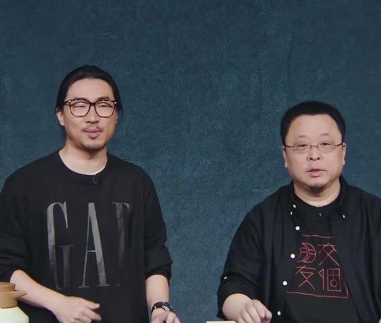 卖货中的罗永浩和朱萧木 图源 / 罗永浩淘宝直播间