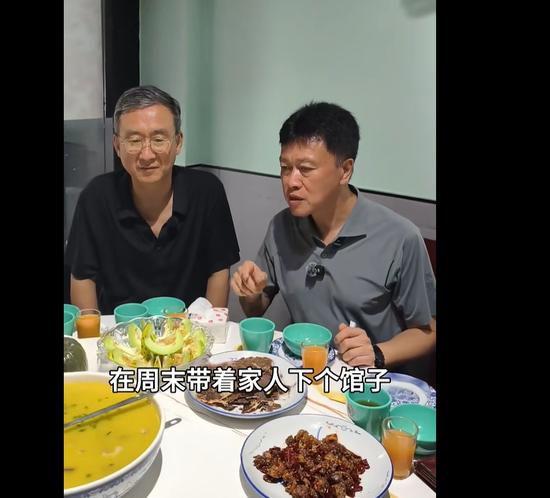“我买单,你们不要抢”,重庆一区委书记请客:要带头消费!两桌1108元,餐馆老板:书记打卡后生意好起来了