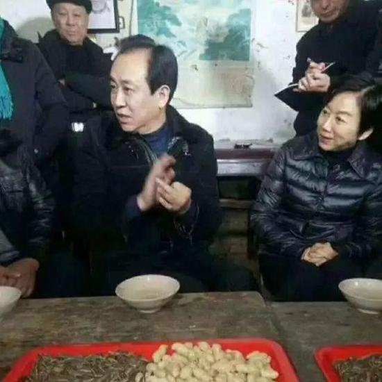许家印与妻子丁玉梅(前排右一)。