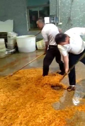 图为榨菜工厂违规生产过程视频截图