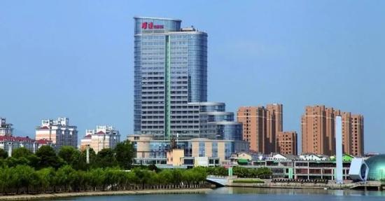 浙江省工商联副主席、耀达集团董事长詹耀良携夫人詹陈桂连再次捐资浙江大学