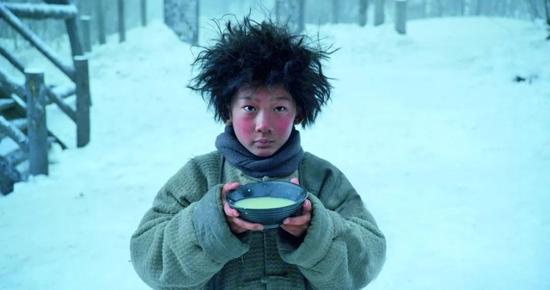 ·2014年,苏翊鸣参演的《智取威虎山》上映,他饰演可爱的小栓子。
