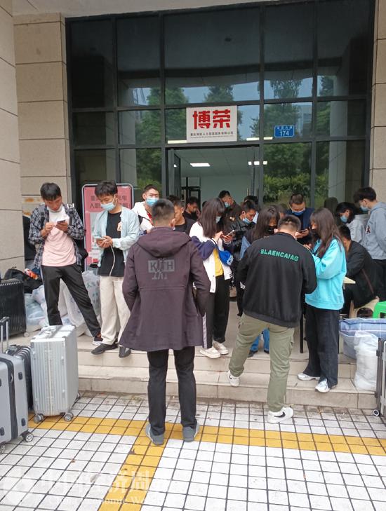 记者暗访京东方：男人扮“厂妹”招揽工人，工伤不给报销医药费