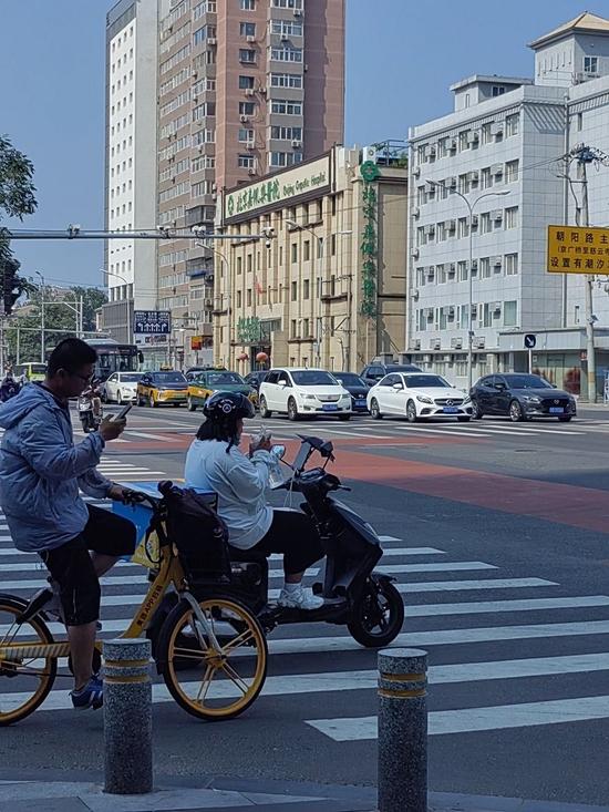 “桑拿天”里奔跑，快递外卖小哥都有高温补贴吗？