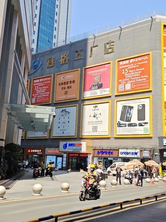 (赛格、华强电子世界均是华强北标志性建筑 图/顾翎羽摄)